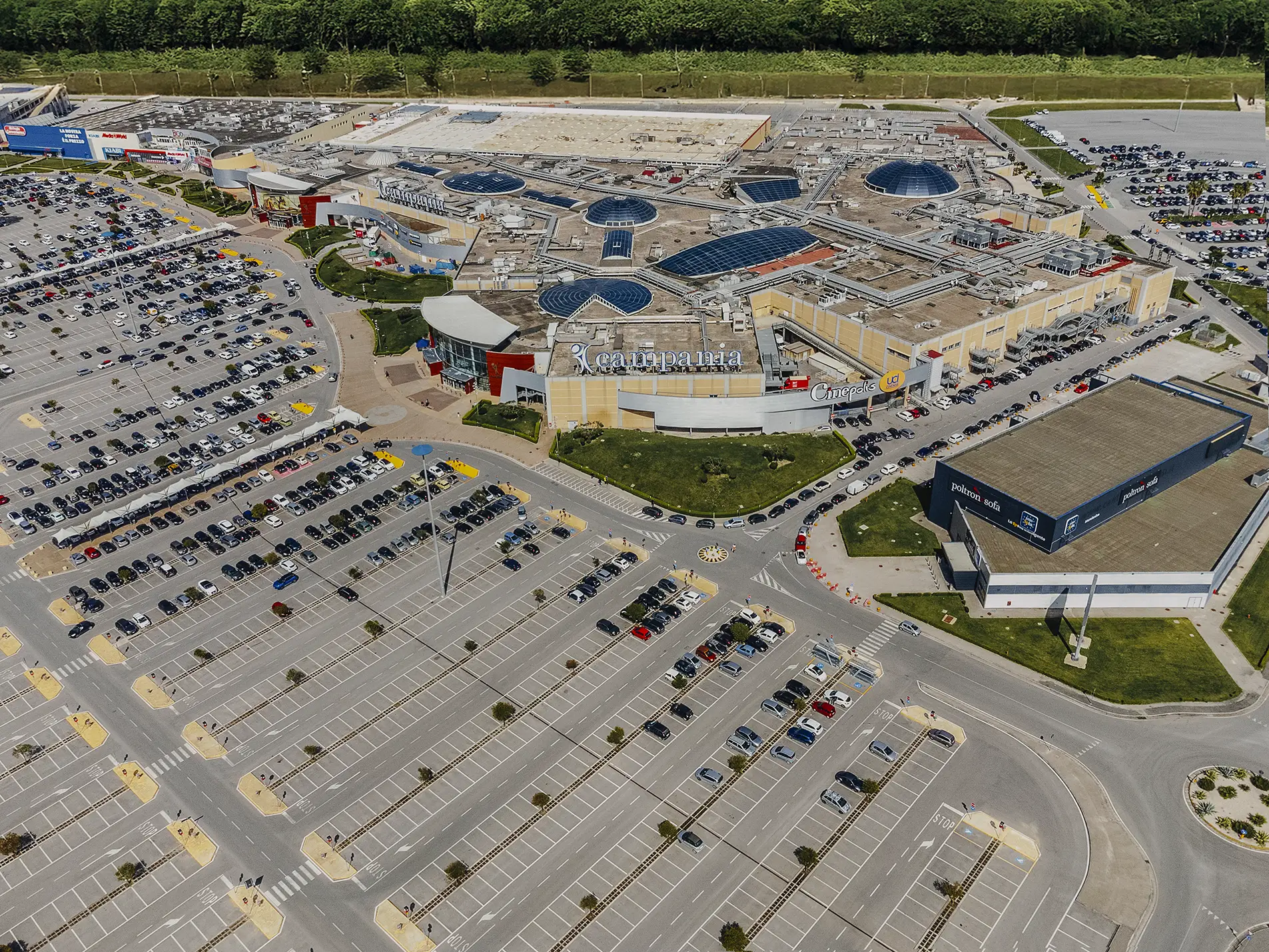 Centro commerciale e parcheggi a Marcianise, Campania