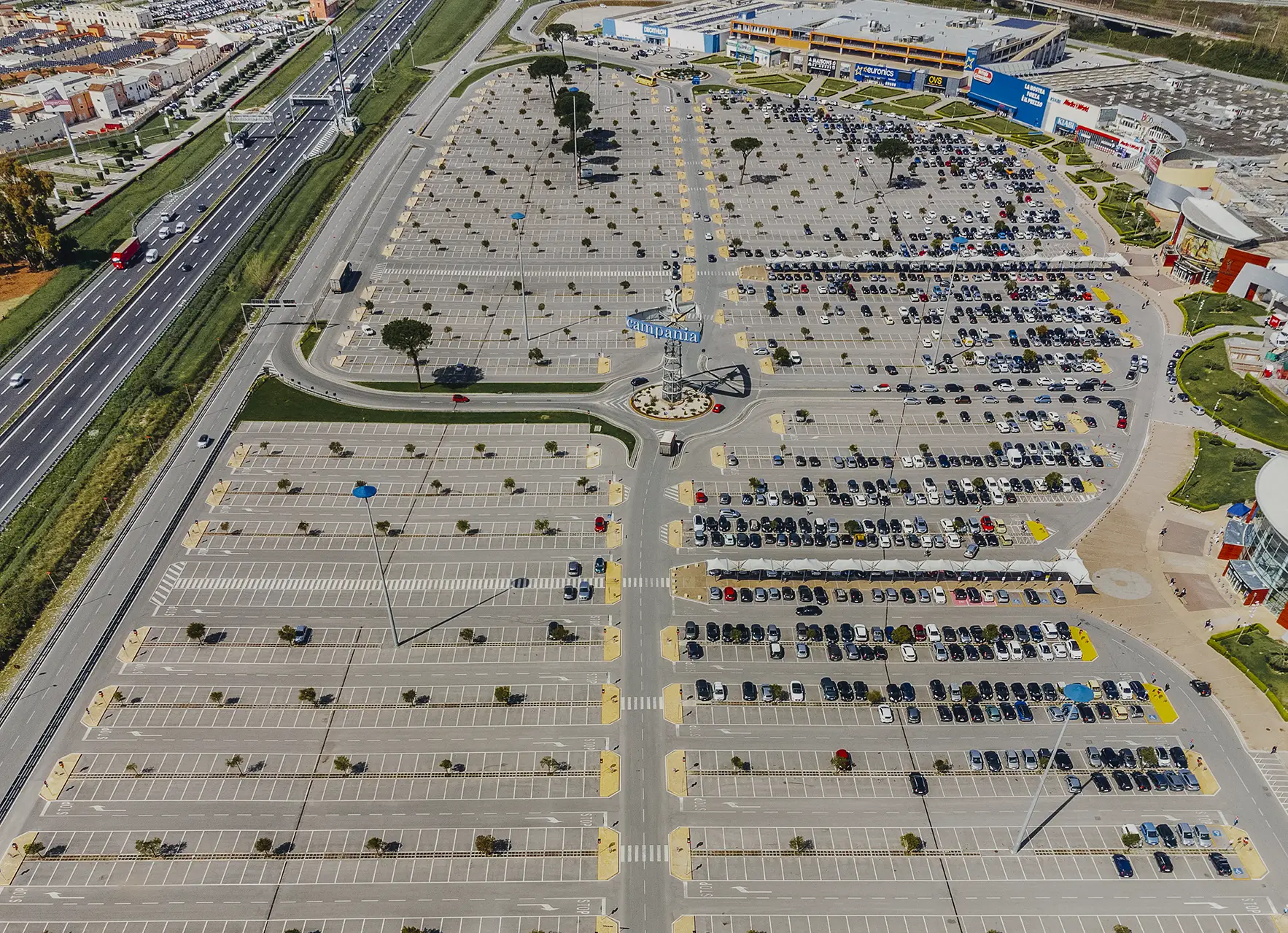 Centro commerciale e parcheggi a Marcianise, Campania